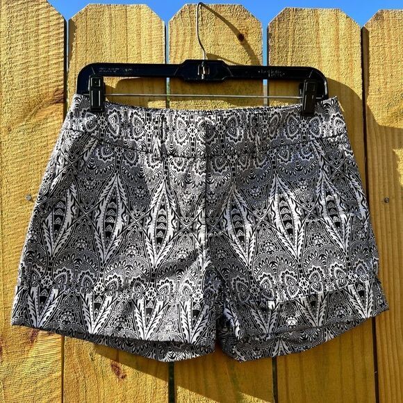 4 NEW YORK & COMPANY black and white shorts Guc - Picture 1 of 6